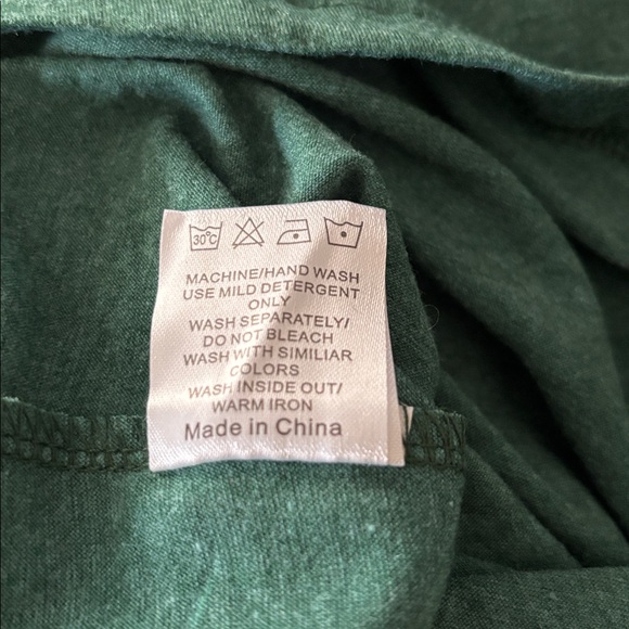 👛 (ANY 2/$25) NWOT Green 'Baking Spirits Bright' T-Shirt - Picture 3 of 4